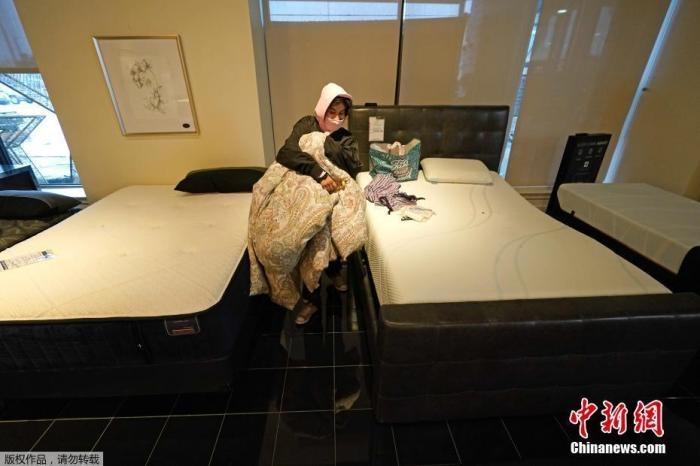 當?shù)貢r間2月17日，美國得州的一家畫廊兼家具店內(nèi)，大批民眾來此避寒取暖，其中不乏一些人帶著被子來過夜。美國近日遭遇極寒天氣侵襲，多地氣溫創(chuàng)近年新低，其中得州災情最嚴重，暴風雪導致電網(wǎng)在酷寒中癱瘓，約400萬居民家中長時間停電。美國國家氣象局表示，得州休斯敦等地的氣溫甚至比靠近北極圈的阿拉斯加還要低。