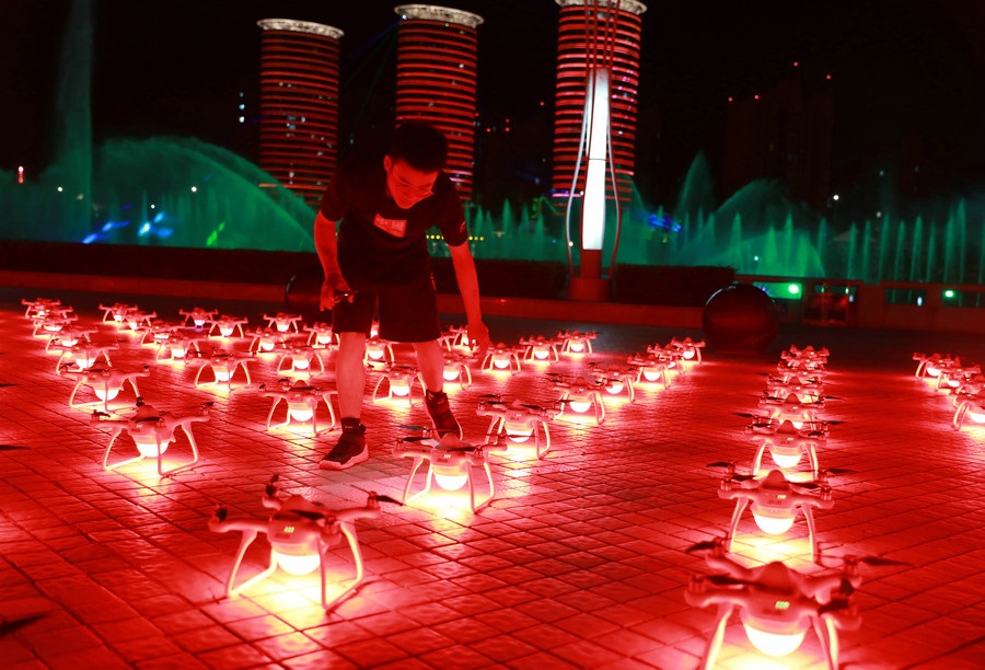 超震撼！500架無人機(jī)扮靚青城夜空