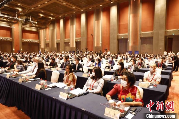 500余名專家學(xué)者、嘉賓代表以線上線下方式參加開幕式?！∈⒓样i 攝