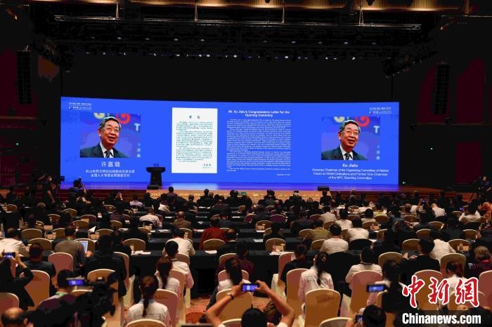 第九屆、第十屆全國(guó)人大常委會(huì)副委員長(zhǎng)許嘉璐向大會(huì)發(fā)來賀信。　盛佳鵬 攝