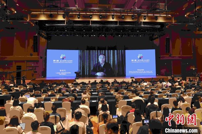 中國(guó)工程院院士、“人民英雄”國(guó)家榮譽(yù)稱號(hào)獲得者張伯禮通過視頻發(fā)表主旨演講?！∈⒓样i 攝