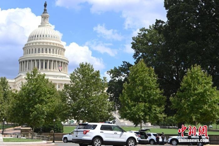 當?shù)貢r間8月19日，一名男子駕駛黑色皮卡至國會圖書館前，并聲稱車上有炸彈。該事件導(dǎo)致美國國會大廈周邊街道封鎖，警方還疏散了周邊國會辦公樓和聯(lián)邦最高法院里的工作人員。圖為警方在美國會大廈西側(cè)廣場警戒。 <a target='_blank' href='http://www.chinanews.com/'>中新社</a>記者 陳孟統(tǒng) 攝