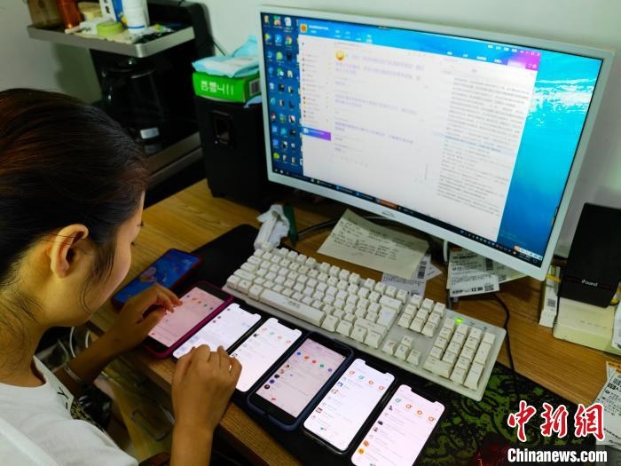 圖為網(wǎng)絡(luò)客服為網(wǎng)上“專車座套”客戶答疑釋惑。　呂子豪 攝