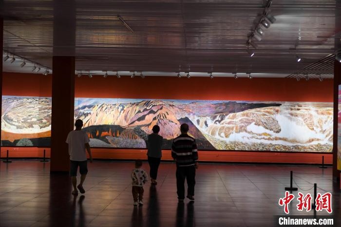 162米巨幅油畫長卷《黃河》吸引市民駐足觀看?！钊A峰 攝