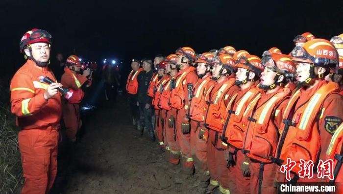 平遙縣消防救援大隊大隊長龔宇作總攻發(fā)起前的動員?！￠Z旭輝 攝