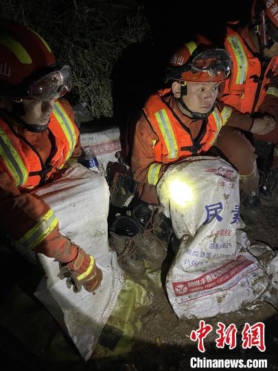 短暫修整期間，消防員脫掉鞋襪，用編織袋套住腿腳保暖?！￠Z旭輝 攝