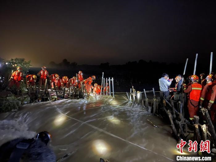 消防員分成左右兩路，同時發(fā)起決口封堵總攻?！￠Z旭輝 攝