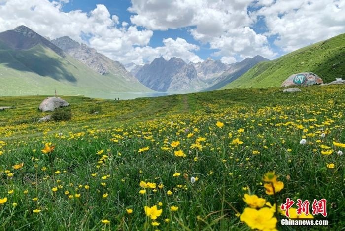 位于青海省果洛藏族自治州久治縣的年保玉則意為“神圣不可侵犯的地方”，山形如蓮花，總面積3469平方公里，保存有冰蝕地貌、冰磧地貌、現(xiàn)代冰川等地質(zhì)遺跡，有“天神后花園”之稱。
<a target='_blank' href='http://www.chinanews.com/'>中新社</a>記者 孫睿 攝
