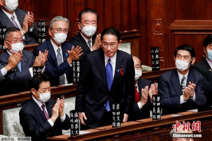 當?shù)貢r間10月4日，日本自民黨總裁岸田文雄經(jīng)過眾院全體會議的首相指名選舉成為第100任首相。圖為岸田文雄（中）起身致謝。