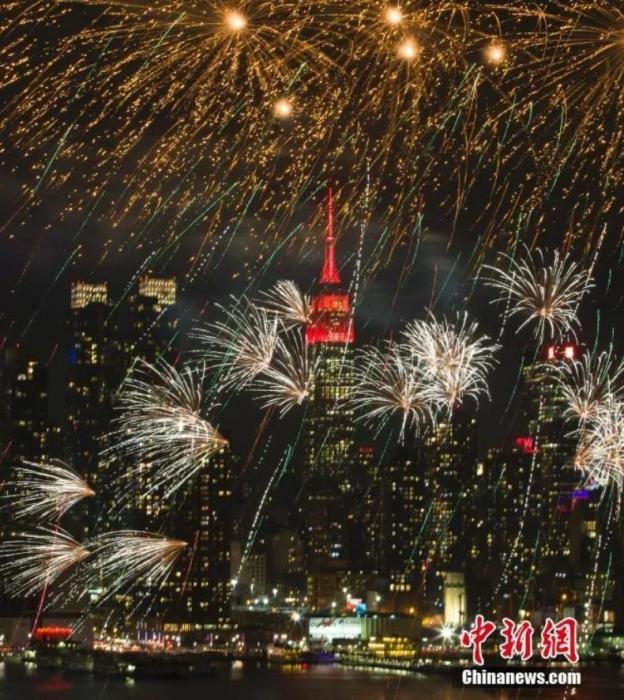 　　2018年，中國(guó)駐紐約總領(lǐng)事館前的哈德遜河上空燃放起焰火，慶祝中國(guó)狗年春節(jié)。
