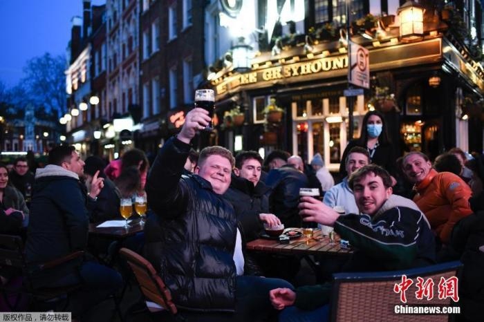 當(dāng)?shù)貢r(shí)間2021年4月12日，英國進(jìn)入放松疫情封鎖措施的第二階段。商鋪、理發(fā)店、健身房等被允許重新開張，酒吧和餐館也可以在室外營業(yè)。據(jù)悉，酒吧解封的第一晚，倫敦大批民眾在市中心喝酒跳舞，場面宛如狂歡節(jié)。