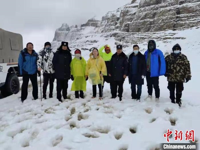 塔爾欽邊境派出所民警與被救游客合影?！“⒗镞吘彻芾碇ш?duì)供圖