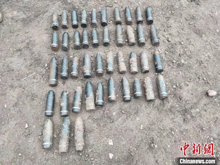 圖為發(fā)現(xiàn)的遺留炮彈?！√厝崭駱?攝