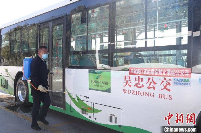 工作人員正在對(duì)公交車進(jìn)行消殺?！∮诰?攝