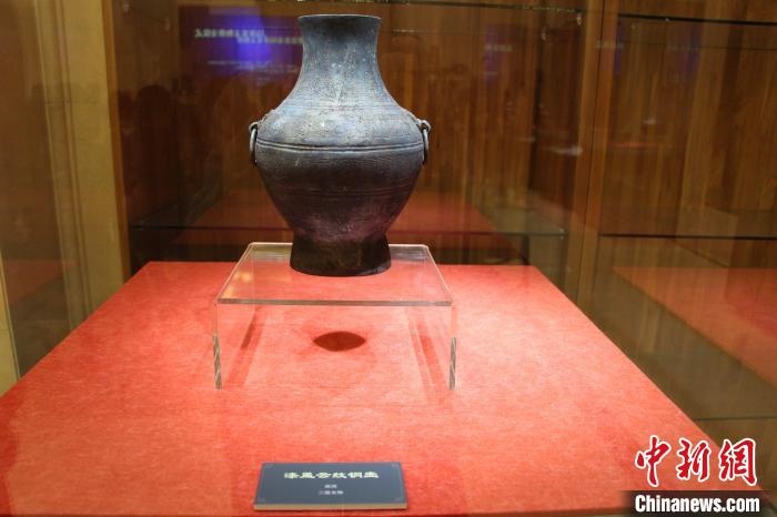 二級(jí)文物戰(zhàn)國(guó)時(shí)期漆蓋云紋銅壺?！≮w曉 攝