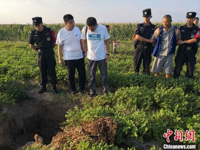 資料圖：犯罪嫌疑人辨認(rèn)作案現(xiàn)場(chǎng)?！〖蜗榭h公安局供圖