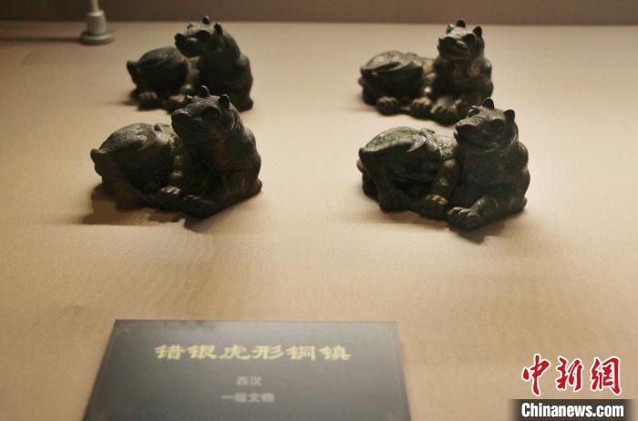 一級(jí)文物錯(cuò)銀虎形銅鎮(zhèn)?！≮w曉 攝