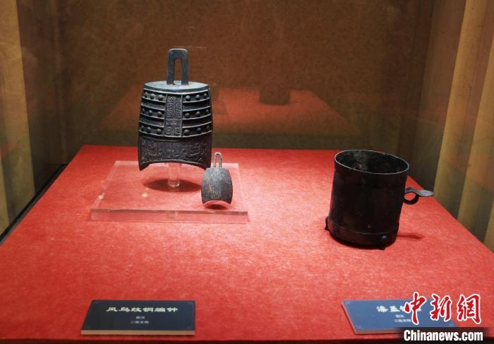 二級(jí)文物西漢鳳鳥紋銅編鐘、漆蓋銅卮?！≮w曉 攝