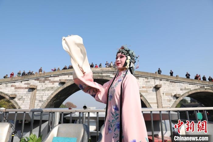2019京杭對(duì)話的大運(yùn)河京杭雅集活動(dòng)中，浙江昆劇團(tuán)國(guó)家一級(jí)演員楊崑在中國(guó)大運(yùn)河(杭州段)上進(jìn)行表演?！⌒燔?攝 攝