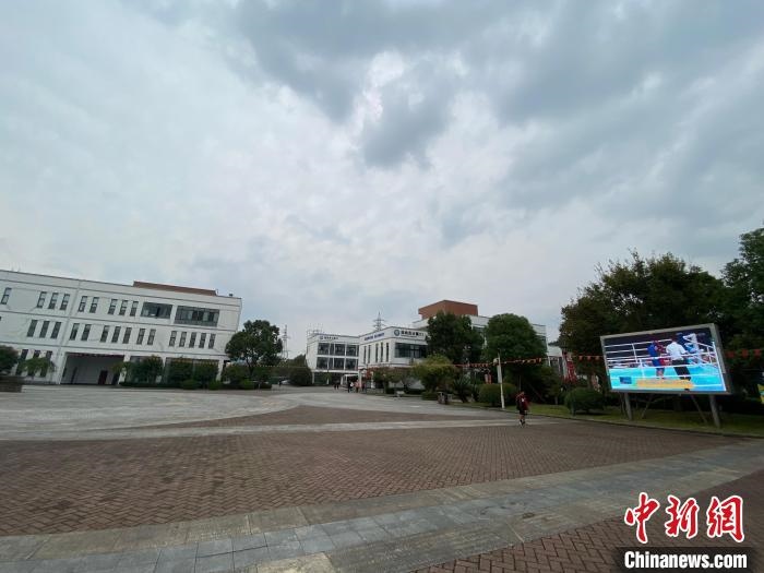 寧波市第二少年兒童業(yè)余體育學校?！×植?攝