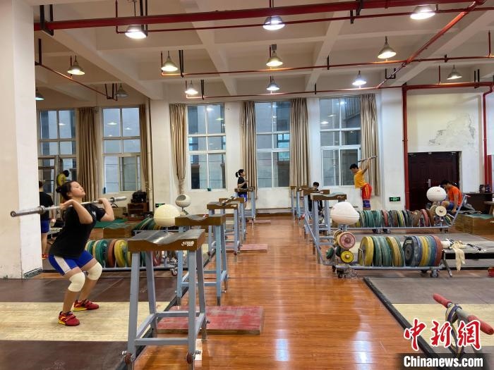 石智勇的師弟師妹們訓練場景?！×植?攝