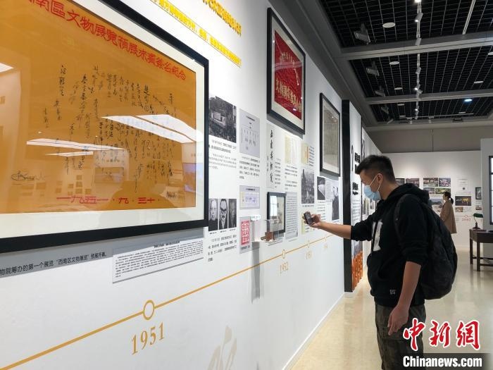 圖為市民參觀特展“我們：和博物館一起走過的日子”。　鐘旖 攝