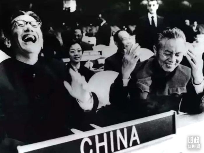 △1971年11月15日，以外交部副部長喬冠華(左一)為團(tuán)長、黃華(右一)為副團(tuán)長的中國代表團(tuán)，首次出現(xiàn)在聯(lián)合國大會(huì)上。(資料圖)