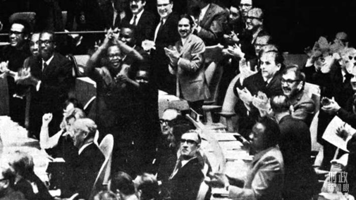 △第2758號(hào)決議通過后，現(xiàn)場爆發(fā)出熱烈歡呼聲。(資料圖)