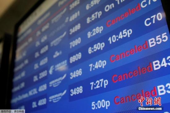 水管破裂造成第四航站樓的多家航班延誤或取消。圖為航站樓內(nèi)的電子公告牌顯示航班信息。
