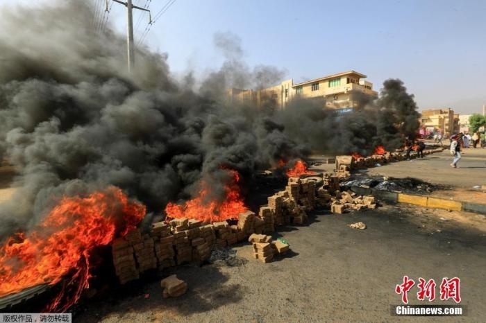 當(dāng)?shù)貢r(shí)間10月25日，蘇丹局勢(shì)發(fā)生突變，過(guò)渡政府總理被“綁架”，政府部長(zhǎng)被軍方抓捕，國(guó)家進(jìn)入緊急狀態(tài)，大量民眾走上街頭對(duì)軍方行動(dòng)進(jìn)行抗議，已有7人在抗議活動(dòng)中死亡，140人受傷。圖為抗議活動(dòng)中燃燒的輪胎。