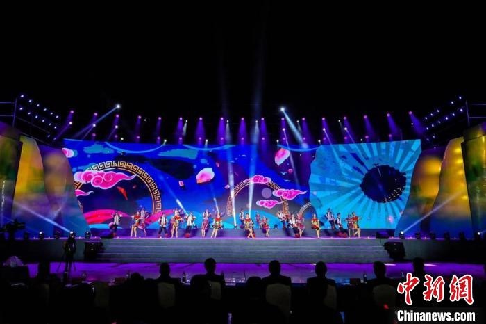 圖為中國·重慶秀山第二屆“金山銀山”文化旅游節(jié)開幕現(xiàn)場?！⌒闵娇h文旅委供圖