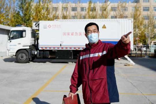 新華全媒+|黨旗高高飄揚(yáng)在額濟(jì)納——萬余名黨員挺起額濟(jì)納旗抗疫鋼鐵脊梁