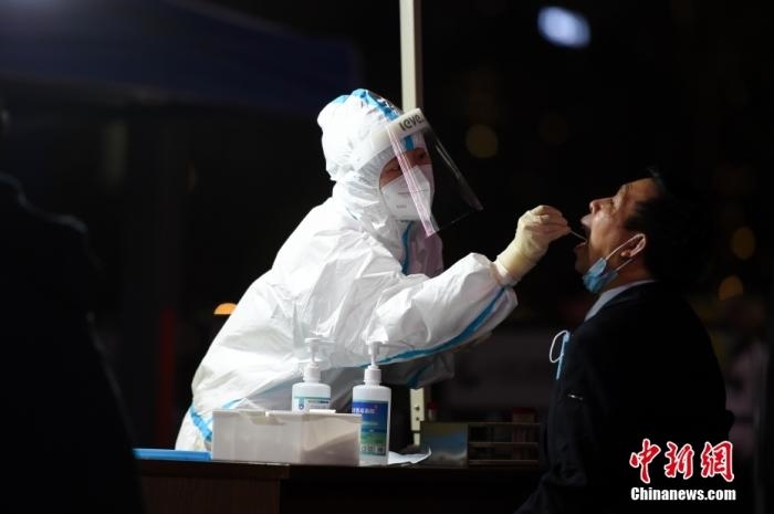 醫(yī)護(hù)人員為居民做核酸檢測(cè)。 <a target='_blank' href='http://www.chinanews.com/'>中新社</a>記者 何蓬磊 攝