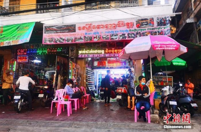 圖為金邊市中心的烏亞西市場(chǎng)，不少店鋪恢復(fù)營(yíng)業(yè)。 <a target='_blank' href='http://www.chinanews.com/'>中新社</a>記者 歐陽(yáng)開(kāi)宇 攝