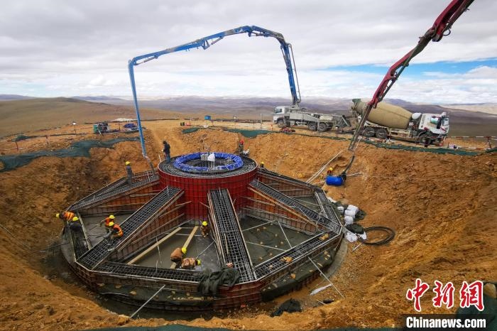 資料圖為該風(fēng)電場建設(shè)現(xiàn)場?！≈袊娊瘓F(tuán)成都勘測設(shè)計研究院有限公司 供圖