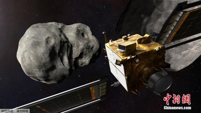 當(dāng)?shù)貢r(shí)間11月4日，法新社公布了兩張來(lái)自美國(guó)宇航局的太空效果圖，畫面顯示一艘宇宙飛船從小行星后面進(jìn)行撞擊。據(jù)悉，美國(guó)宇航局計(jì)劃讓一艘以每小時(shí)24000公里的速度飛行的宇宙飛船撞上一顆小行星以進(jìn)行“行星防御”測(cè)試，雖然地球尚且沒(méi)有面臨如此緊迫的危險(xiǎn)。