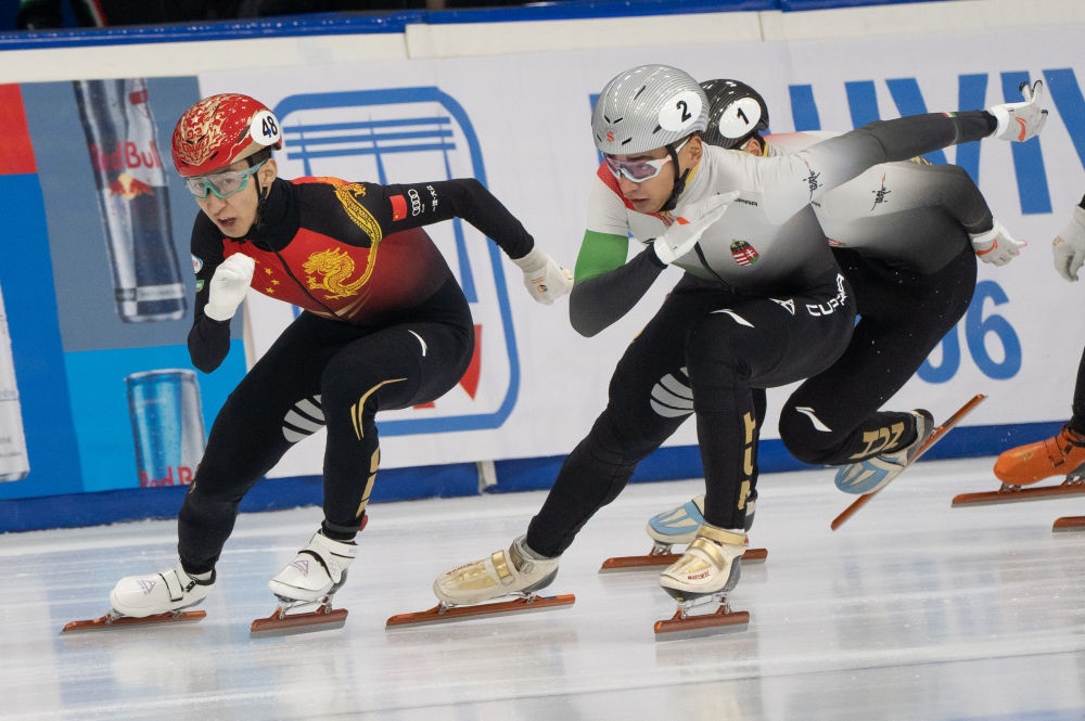 11月20日，中國(guó)選手武大靖(左)和匈牙利選手劉少林在比賽中。劉少林奪得冠軍，武大靖獲得第四名。新華社發(fā)(弗爾季·奧蒂洛 攝)