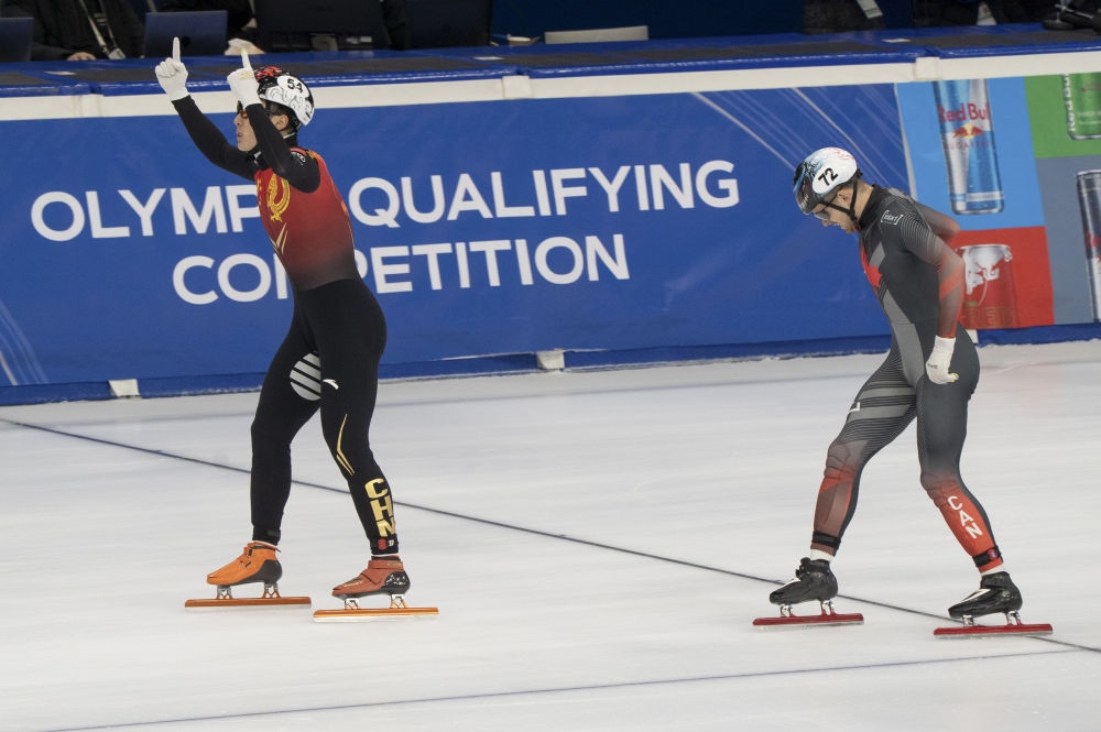 11月20日，任子威(左)在比賽后慶祝。新華社發(fā)(弗爾季·奧蒂洛 攝)