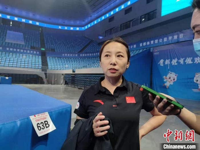 中國(guó)滑冰協(xié)會(huì)主席、前中國(guó)短道速滑隊(duì)主教練李琰表示，”冰雪惠民計(jì)劃“能推動(dòng)更多人上冰 郝凌宇 攝