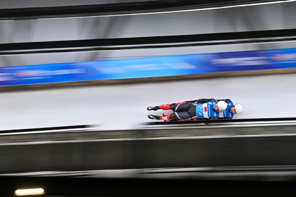 11月21日，“相約北京”國(guó)際雪橇聯(lián)合會(huì)雪橇世界杯，中國(guó)選手黃葉波/彭俊越在團(tuán)體接力比賽中。新華社記者陳益宸攝