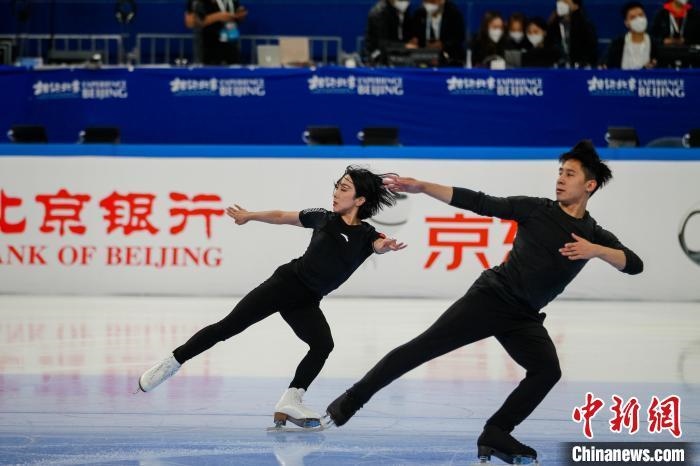 圖為隋文靜、韓聰在測試賽期間進(jìn)行官方訓(xùn)練 王洋 攝