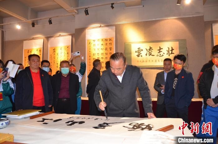 圖為“鐵軍老戰(zhàn)士”、著名書(shū)法家、解放軍報(bào)原副總編輯連俊義少將現(xiàn)場(chǎng)揮毫?！☆佇玛?yáng) 攝 攝