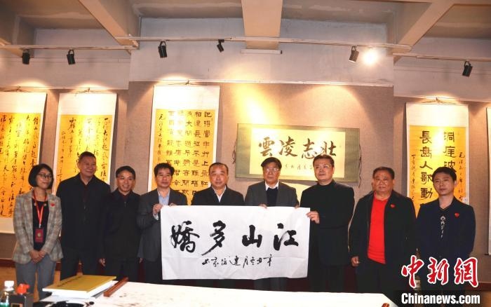 圖為百名將軍書(shū)畫(huà)展活動(dòng)現(xiàn)場(chǎng)。　顏新陽(yáng) 攝 攝