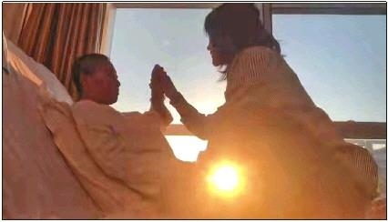 每天早上媽媽醒來后，母女倆都會(huì)迎著晨曦握手、擊掌?！∫曨l截圖