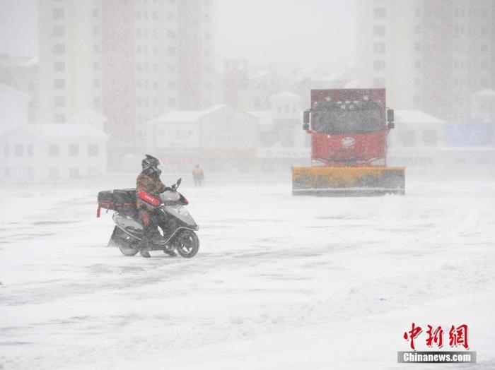 資料圖：市民冒雪出行。 <a target='_blank' href='/'>中新社</a>記者 張瑤 攝