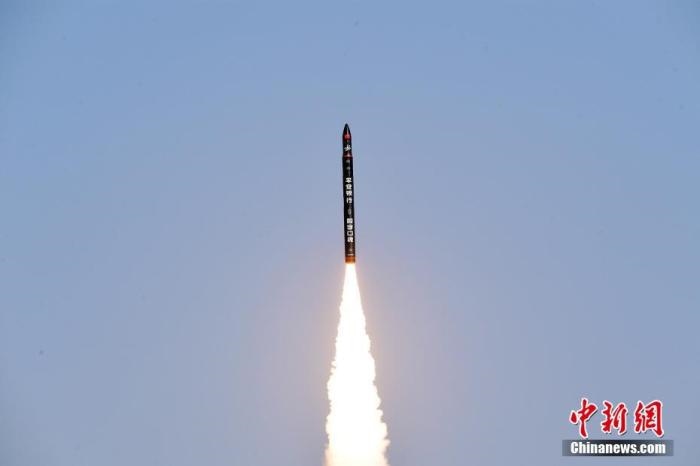 北京時(shí)間2021年12月7日12時(shí)12分，谷神星一號(hào)遙二運(yùn)載火箭在中國(guó)酒泉衛(wèi)星發(fā)射中心成功發(fā)射升空，將搭載的天津大學(xué)一號(hào)、麗澤一號(hào)、寶醞號(hào)、金紫荊五號(hào)、金紫荊一號(hào)03星等5顆小衛(wèi)星順利送入預(yù)定軌道，發(fā)射任務(wù)獲得圓滿成功。汪江波 攝