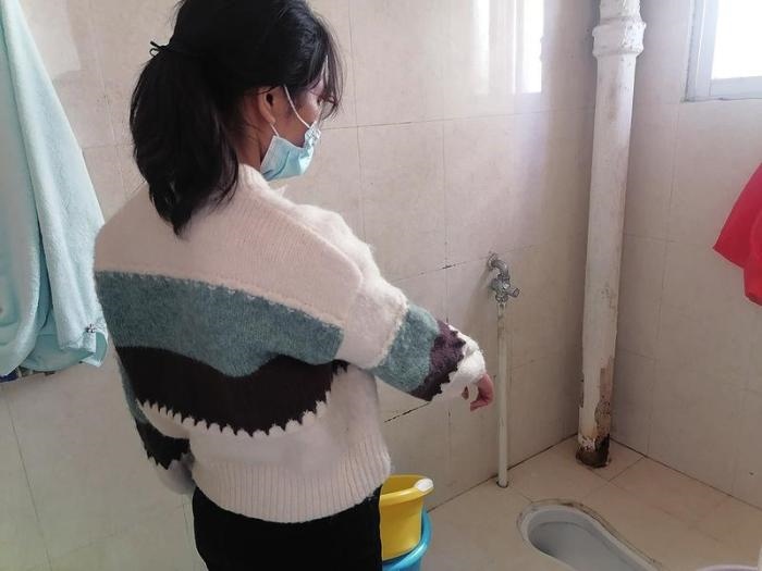  劉小姐在網(wǎng)上找人疏通出租屋里的廁所，被收費5380元