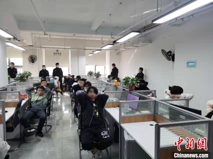 抓捕現(xiàn)場。　長沙市公安局供圖