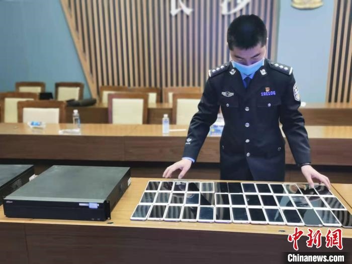 民警展示作案工具。　長沙市公安局供圖