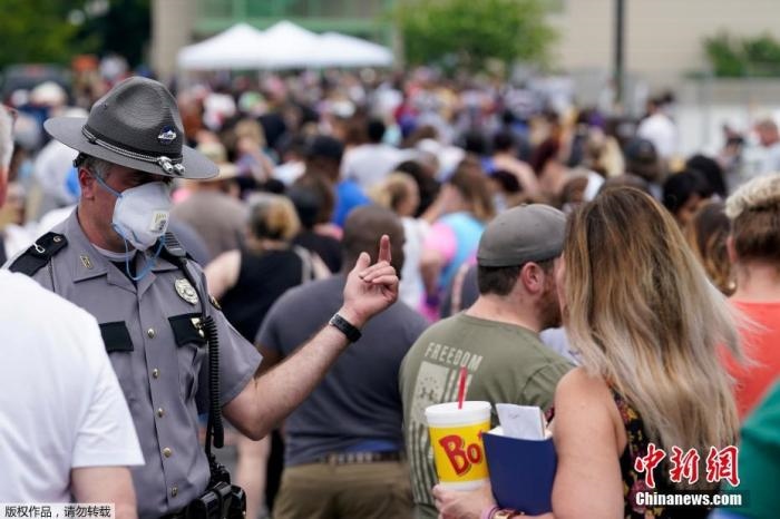 當(dāng)?shù)貢r(shí)間6月17日，美國(guó)肯塔基州國(guó)會(huì)大樓外，上千名在疫情期間失業(yè)的美國(guó)民眾在此排隊(duì)等候進(jìn)入大樓。據(jù)悉肯塔基州在疫情期間開(kāi)設(shè)了臨時(shí)失業(yè)辦公室。